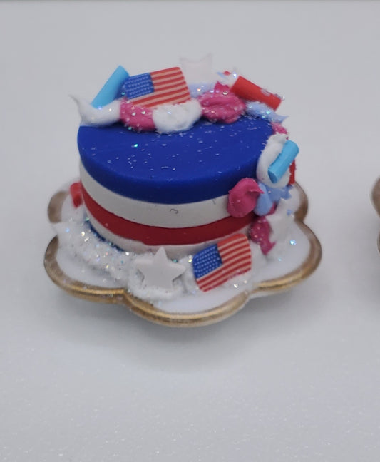 Small cake with American flag design on a white background