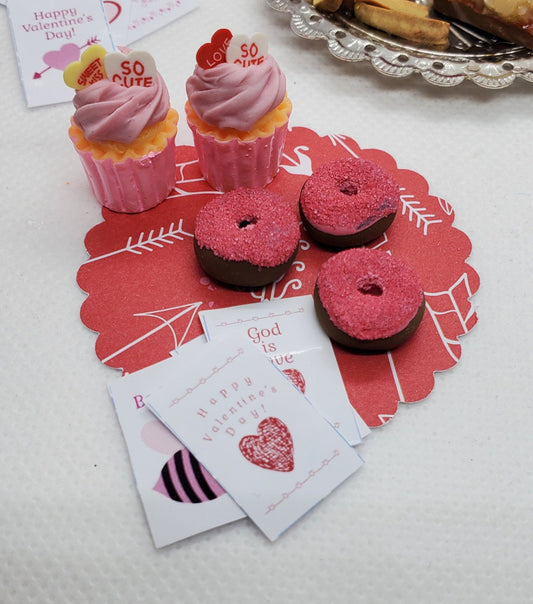 5 Romantic Ways to Display Your Valentine's Miniatures