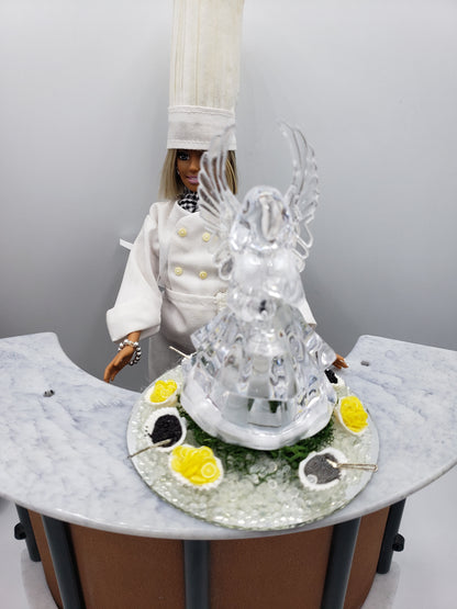 Escultura tallada en hielo de ángel navideño y concha marina de caviar