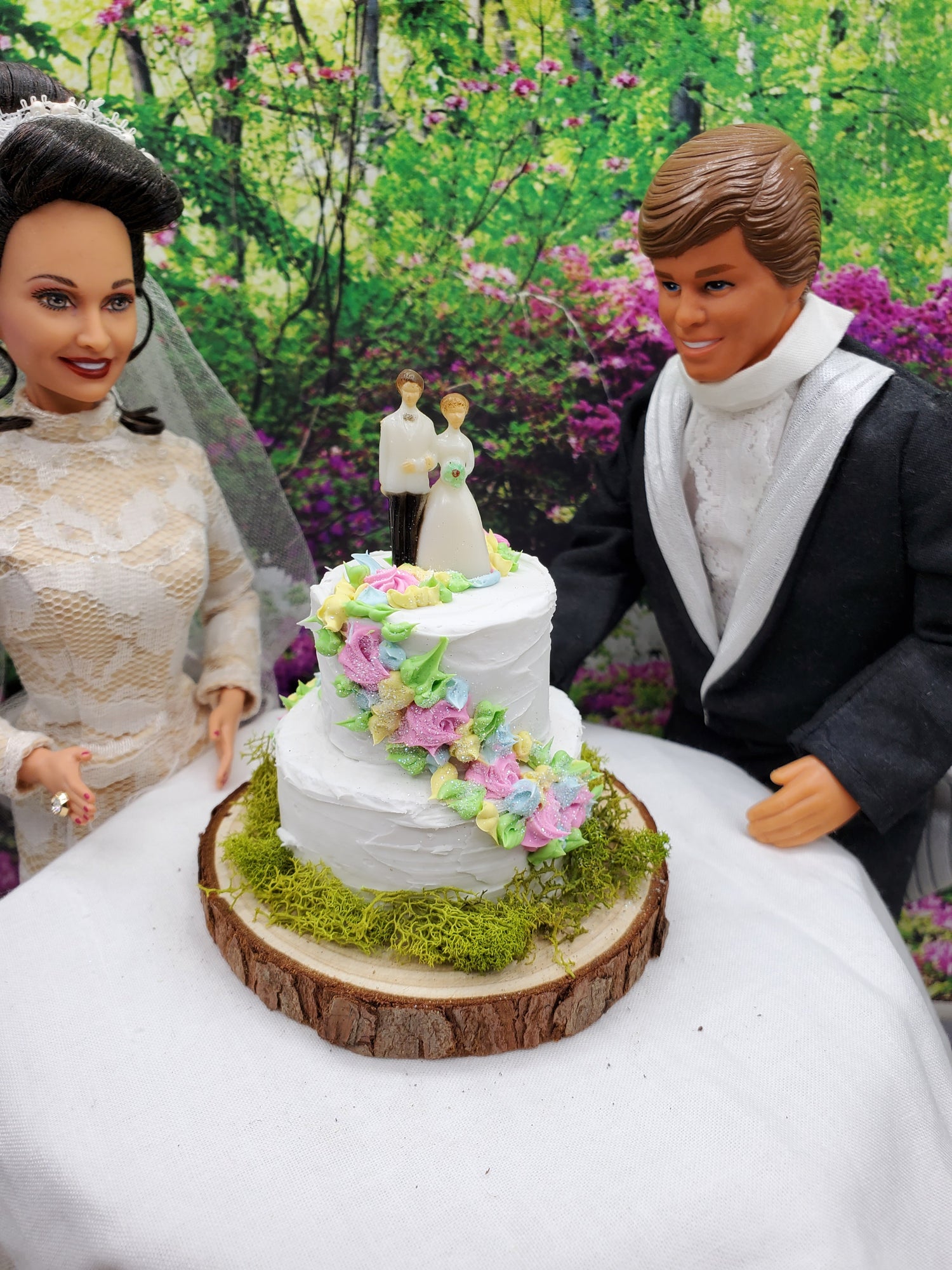 1 6 scale wedding cake with floral decoration and bride and groom dolls at a miniature wedding scene