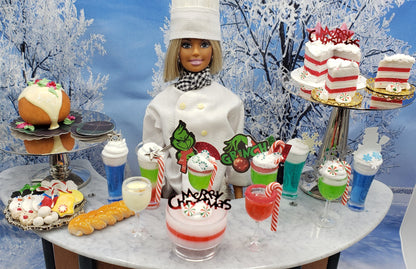Bebida de dulces de Navidad con temática de Grinch con cuchara