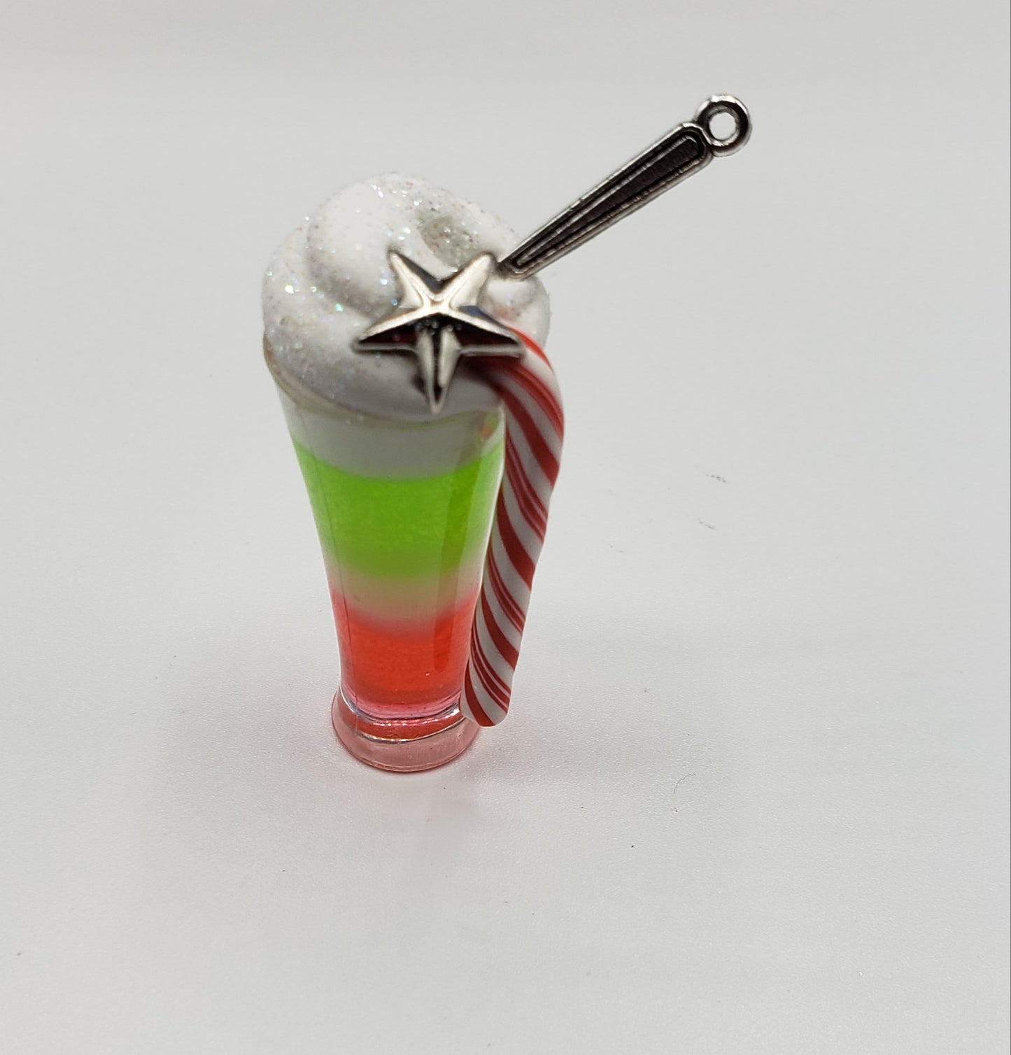 Bebida de dulces de Navidad con temática de Grinch con cuchara