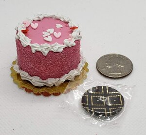 Pastel de corazón rosa de San Valentín con platos de papel